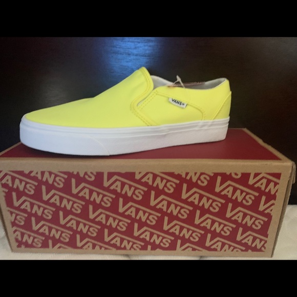 NEW VANS SZ 7 - Picture 1 of 6